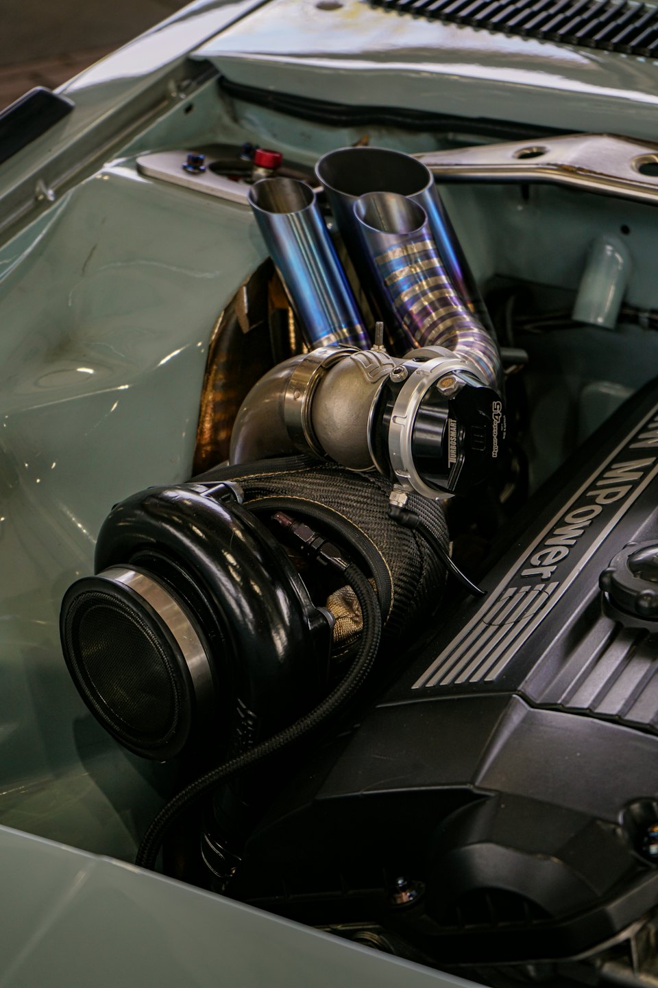 Upravený motor auta s turbodúchadlom a titánovým výfukom.
